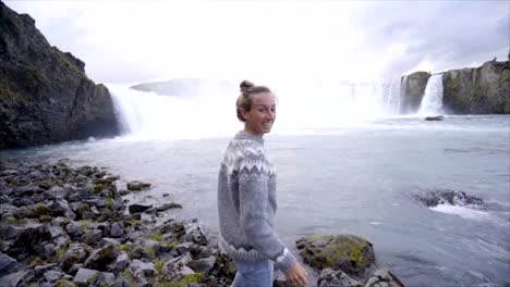 Me-siga-a-la-cascada,-novia-hacia-hombre-Godafoss-cae-en-concepto-de-viajes-de-personas-de-Islandia
