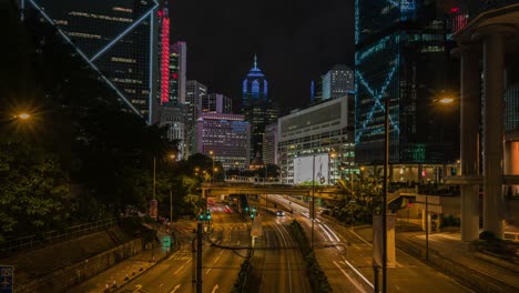 Hong-Kong-Skyscraper-und-Verkehr-in-der-Nacht.