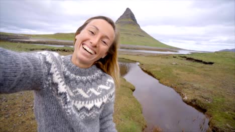 Cámara-lenta-Selfie-retrato-de-mujer-de-turismo-en-Islandia-en-montaña-Kirkjufell