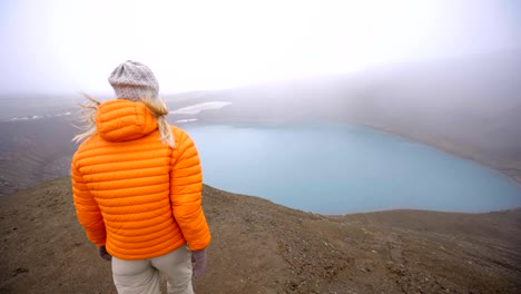 Seguir-que-el-lago-del-cráter,-novia-protagonista-a-cráter-volcánico-en-Islandia-la-gente-Viajes-video-concepto---4K