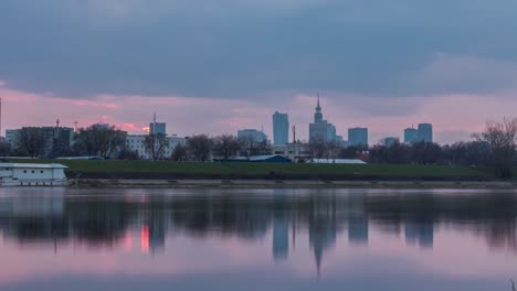 Zeit-Ablauf-der-Warschauer-Altstadt-mit-Weichsel-bei-Sonnenuntergang