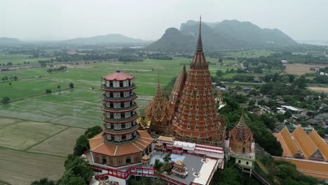 Tiger-Cave-Temple-(Wat-Tham-Sua)-in-Kanchanaburi,-Thailand-is-a-beautiful-day,-so-it-is-very-popular-with-tourists-and-foreigners