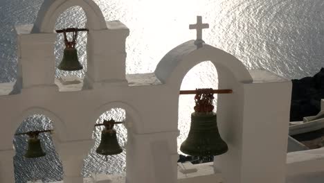 Nahaufnahme-der-Pfanne-vier-Kirchenglocken-in-Oia,-Santorin