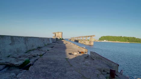 La-pasarela-de-hormigón-en-el-lado-del-puerto-en-Estonia-Hara