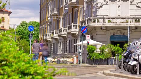 Italien-Sonnentag-Mailand-City-Center-Verkehr-Straße-Panorama-4k-Zeitraffer