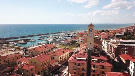 San-Vincenzo,-Toscana,-Italia.-Vista-aérea-de-la-mar,-playa-y-ciudad