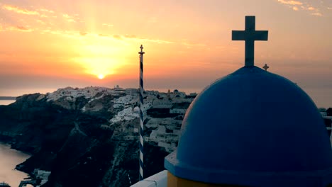 hautnah-bei-Sonnenuntergang-eine-Kirchenkuppel-in-Oia,-Santorin