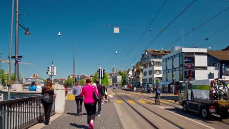 Suiza-día-soleado-zurich-ciudad-río-tráfico-limmatquai-panorama-calle-4k-timelapse