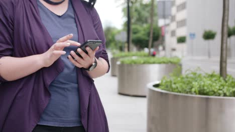 Junge-Dame-tragen-Brille-mittels-Telefon