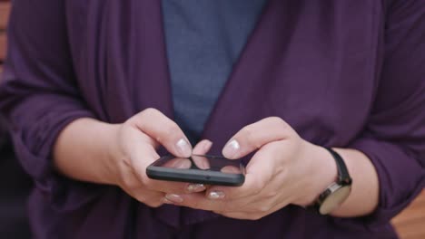 Señora-joven-con-gafas-utilizando-teléfono