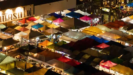 BANGKOK,-THAILAND---15.-Juli-2018-Zeitraffer,-Menschen-zu-Fuß-auf-dem-Zug-Nachtmarkt-Ratchada-in-Bangkok,-Thailand.