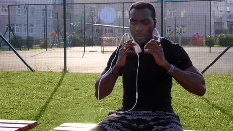 Slow-Motion-Portrait-reifer-afroamerikanische-Mann-in-der-Stadt-echte-Menschen-Musik-hören.