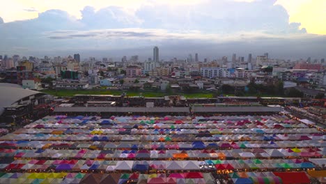 Bunten-Nachtmarkt-in-Thailand