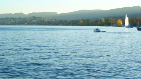 Pleasure-boats-and-yachts-swim-in-the-Zurich-lake,-Switzerland