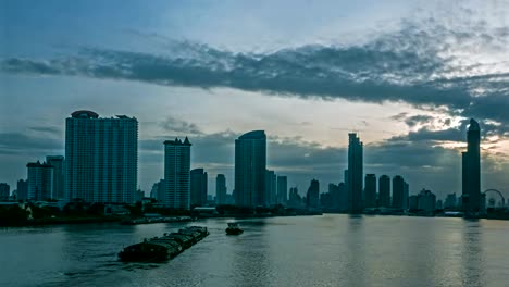 4-lapso-k,-salida-del-sol-y-cielo-dramático-sobre-metrópolis-de-Bangkok-al-atardecer