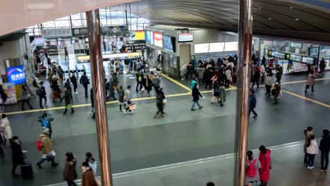 Crowd-people-walking