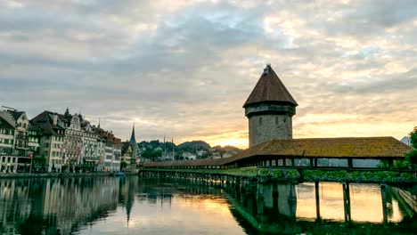 Luzern-Stadt-Skyline-von-Nacht-zu-Tag-Sonnenaufgang-Zeitraffer-auf-Kapellbrücke,-Luzern-(Luzern),-Schweiz-4K-Zeitraffer