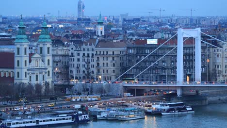 Vista-de-la-ciudad-de-Budapest-en-la-noche-en-4K