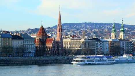 Ancient-architecture-in-Hungary,-danube-river-in-4K