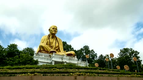 Time-lapse-Wat-Doi-Ti-and-enormous-Khruba-Siwichai-statue.