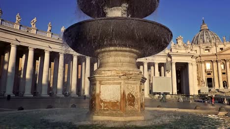 La-famosa-fuente-de-San-Pietro-italiano-cuadrado-con-columnas-de-iglesia-de-Saint-Peter,-en-Roma,-Italia