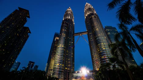 Zeitraffer-von-close-up-erschossen-Kuala-Lumpur-Petronas-Towers-am-Sonnenuntergang-4K