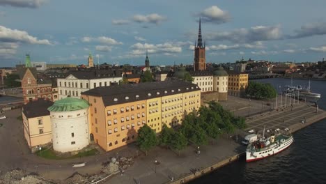 Vista-de-la-isla-de-Riddarholmen-de-Estocolmo.-Paisaje-urbano-de-la-ciudad-vieja,-Suecia