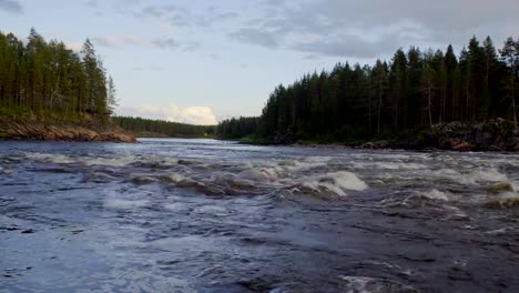 Fluss-mit-Stromschnellen-im-Norden-von-Finnland.-kochendes-Wasser