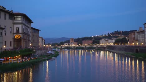 Florencia,-Toscana,-Italia.-Vista-nocturna-del-río-Arno-y-el-Ponte-alle-Grazie-puente