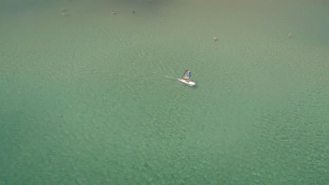 Vista-aérea-de-windsurf-en-la-playa-con-piscina-en-Grecia-la-gente-hombre.