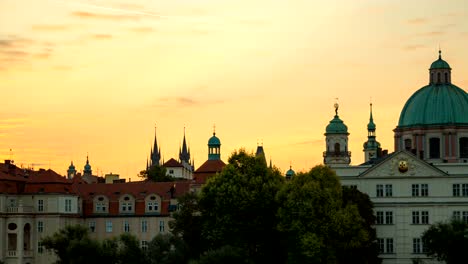 Silhouette-of-city-Prague-at-sunrise.-Time-lapse