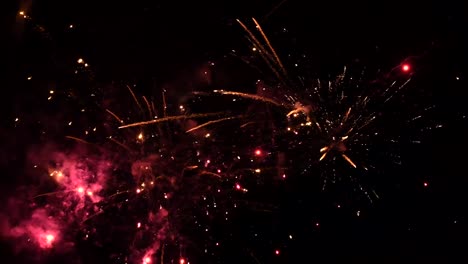 Fireworks-exploding-in-the-dark-night-sky-during-a-celebration