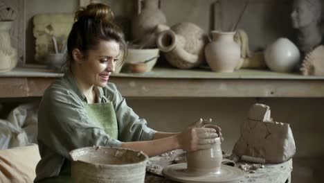 Mujer-hermosa-haciendo-cerámica