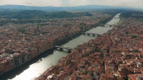 Vista-aérea-del-río-de-Arno-de-Florencia,-el-Ponte-Vecchio-viejo-puente,-4K