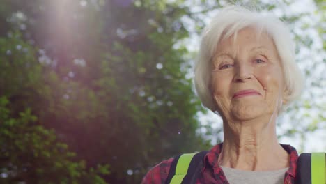 Senior-mujer-caminante-sonriendo-a-cámara