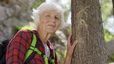 Porträt-von-Senior-weiblichen-Wanderer-im-Wald