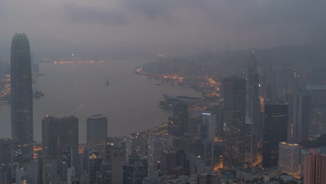 Hong-Kong,-China,-Timelapse---Sunrise-der-Stadt-von-der-Innenstadt-von-Hill-(Close-Up)-aus-gesehen