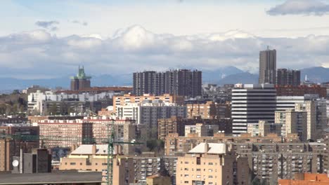 Vista-panorámica-a-Madrid,-montaña-de-nieve-de-fondo