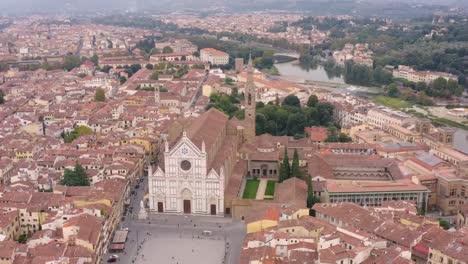 Kirche-von-Santa-Croce,-Florenz---Antenne