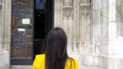 Mujer-caminando-en-la-ciudad.-Joven-atractivo-turístico-al-aire-libre-en-la-ciudad-europea