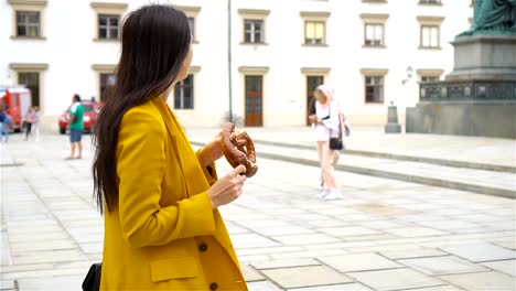 Frau-zu-Fuß-in-die-Stadt.-Junge-attraktive-touristische-im-freien-in-der-italienischen-Stadt