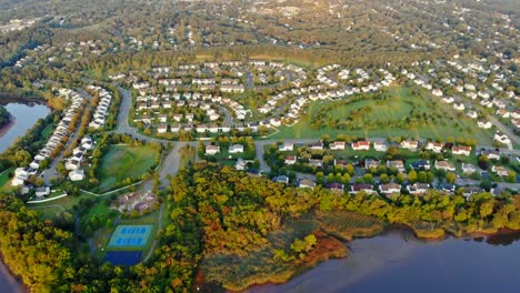 Panorama-of-early-morning-in-the-USA-near-the-river.-new-homes-near-the-water-in-the-residential-sleeping-area-sector-Sunlights-over-buildings-roofs