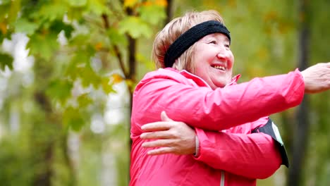 Alte-Frau-in-bunter-Jacke-Turnen