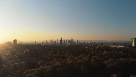 Filmischen-Luftaufnahmen-der-Frankfurter-Skyline-Panorama-bei-Sonnenuntergang