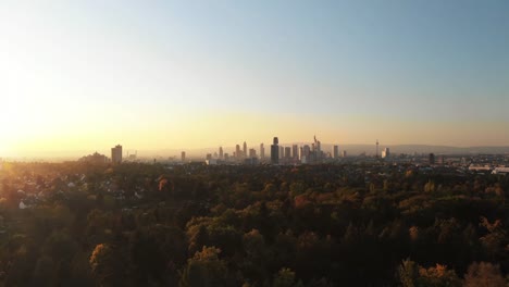 Filmischen-Luftaufnahmen-der-Frankfurter-Skyline-Panorama-bei-Sonnenuntergang