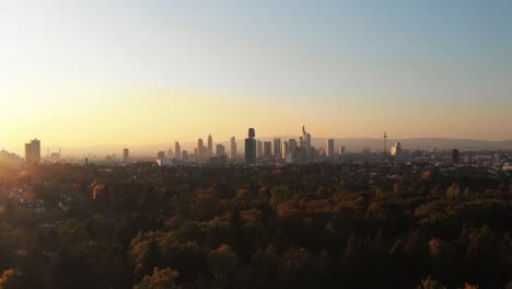 Filmischen-Luftaufnahmen-der-Frankfurter-Skyline-Panorama-bei-Sonnenuntergang