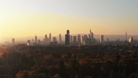 Filmischen-Luftaufnahmen-der-Frankfurter-Skyline-Panorama-bei-Sonnenuntergang