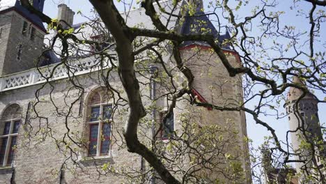 Sonnigen-Frühlingstag-im-historischen-Zentrum-von-Brügge