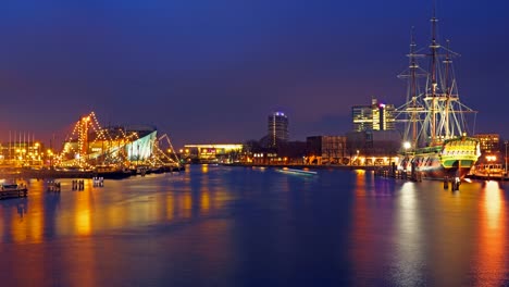 Der-Hafen-von-Amsterdam-in-der-Nacht-in-der-Weihnachtszeit