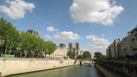 Fluss-Seine-und-Notre-Dame-in-Paris,-Frankreich.-Schönen-blauen-Himmel-Tag-ein-wenig-bewölkt